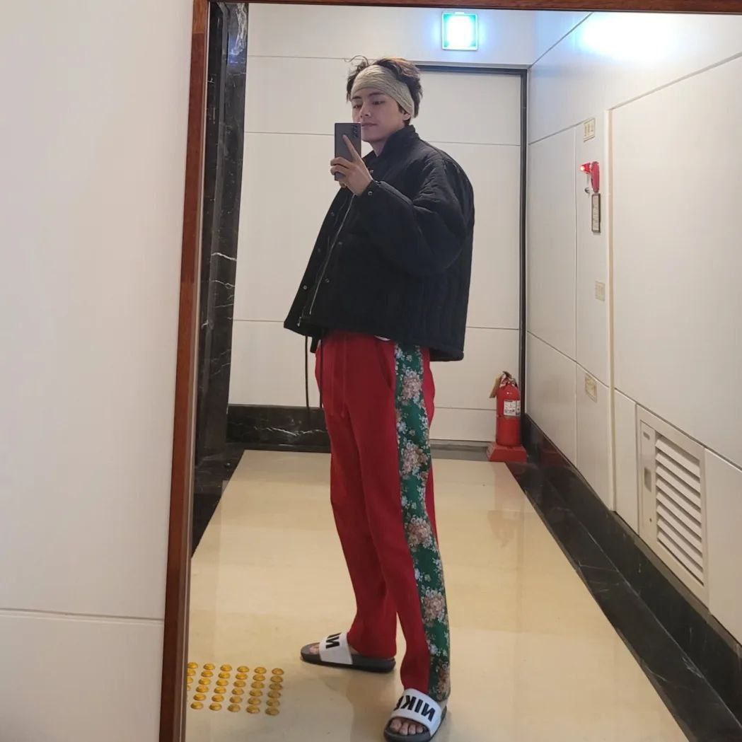 thvlina's tweet photo. 태형이가 똑같은 사진을 📸💜
part 2
#KimTaehyung #TAEHYUNG #BTSV #ARMY https://t.co/xoy8kGnCim