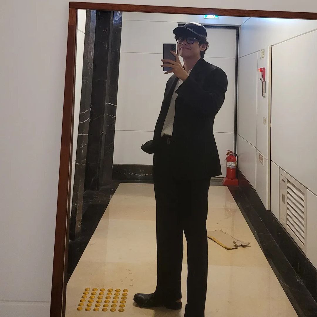 thvlina's tweet photo. 태형이가 똑같은 사진을 📸💜
part 3
#KimTaehyung #TAEHYUNG #BTSV #ARMY https://t.co/1z81UnIcTi