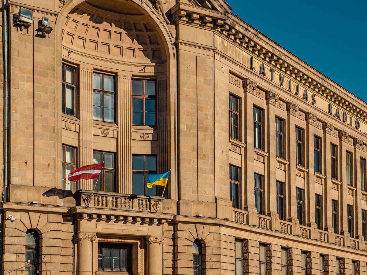 LatvijasRadio's tweet photo. Parādot savu solidaritāti Ukrainas tautai, no šodienas @LatvijasRadio4 uz nenoteiktu laiku divas reizes dienā pārraidīs Ukrainas sabiedriskā radio ziņu izlaidumus ukraiņu valodā. Ukraiņu žurnālistu veidotos ziņu izlaidumus ik dienu varēs dzirdēt plkst. 10.06 un plkst. 18.06. https://t.co/IThwGGmATa