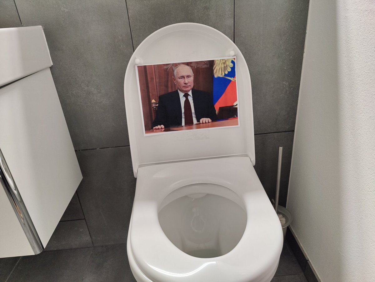 Mads_Sejer's tweet photo. Tak til grisehandler Larsen for at minde os om, hvad man ogsรฅ bรธr gรธre med sรฅdan nogle magtliderlige skiderikker.
ะบะพะปะธ ั ะฝะฐััะฐั, ั ััะฐั ะฝะฐ ะัััะฝะฐ
#StandWithUkraine #pooponPutin https://t.co/siN43MOZRf