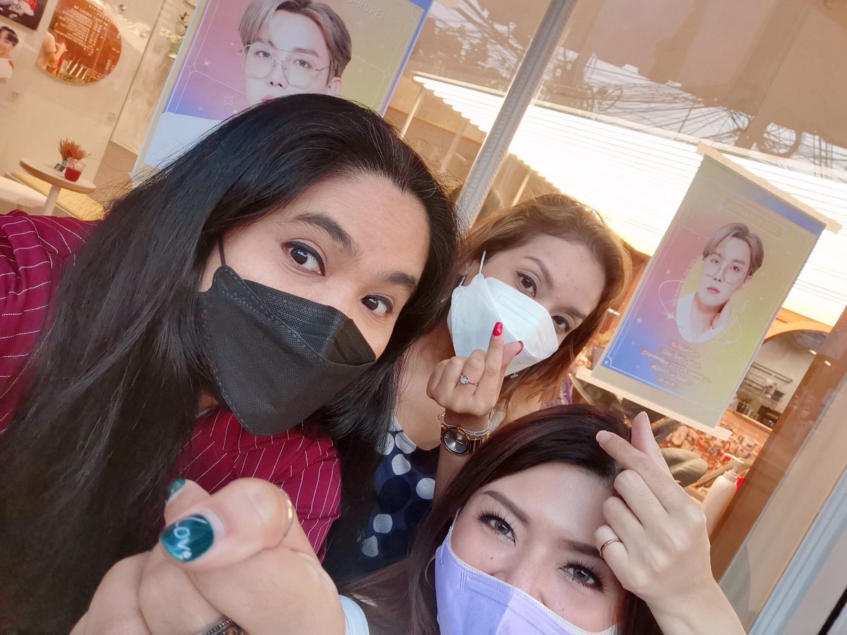 ykpon27's tweet photo. พาพี่ๆ Ahgase มา งานวันเกิด Hobi 🎂💫
พี่ๆบอกว่า เริ่มจะจำ Hobi ได้แล้ววววว yeah !! 🙌🏻😂💕

GOT7ファンのお姉様達を連れてホビのセンイルイベント🐿💜「なむさんとホビは覚えはじめた！」だって😆💞

#Hopeworld_BKK 
ขอบคุณที่จัดงานน่ารักๆค่ะ 💓 https://t.co/3e1iS3MmRb