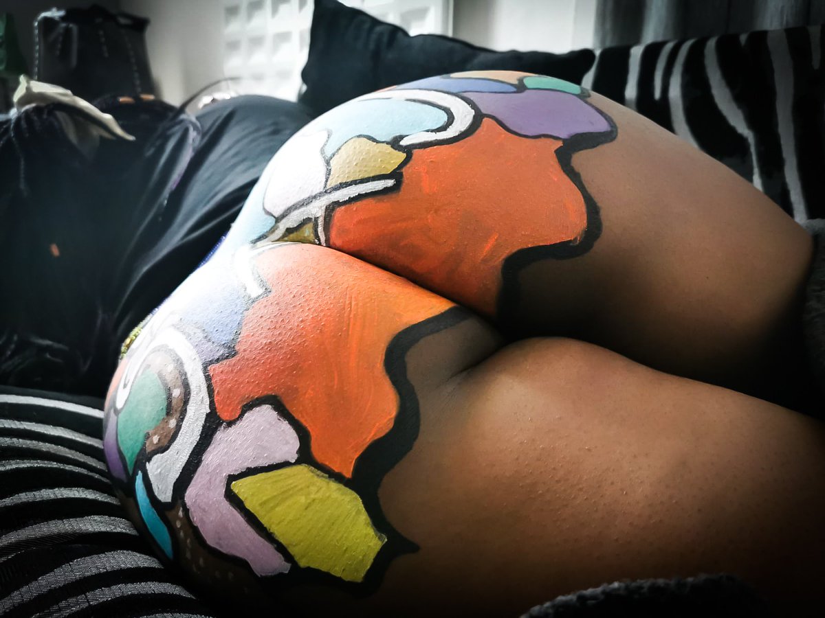 Big ass for me 😈😈🎨 Ass paintings before the shoot 📽️ Epic vibes @MistressLilith @rdpjayne @TattyTattytyler @uk_cheri21 @gangfilthUK @Gantz_pv @bambiblacks_uk @nudes_uk @Nextdoornudists @PurpleMambaClub @CosParties_XXX Dm for collabs and shoots x