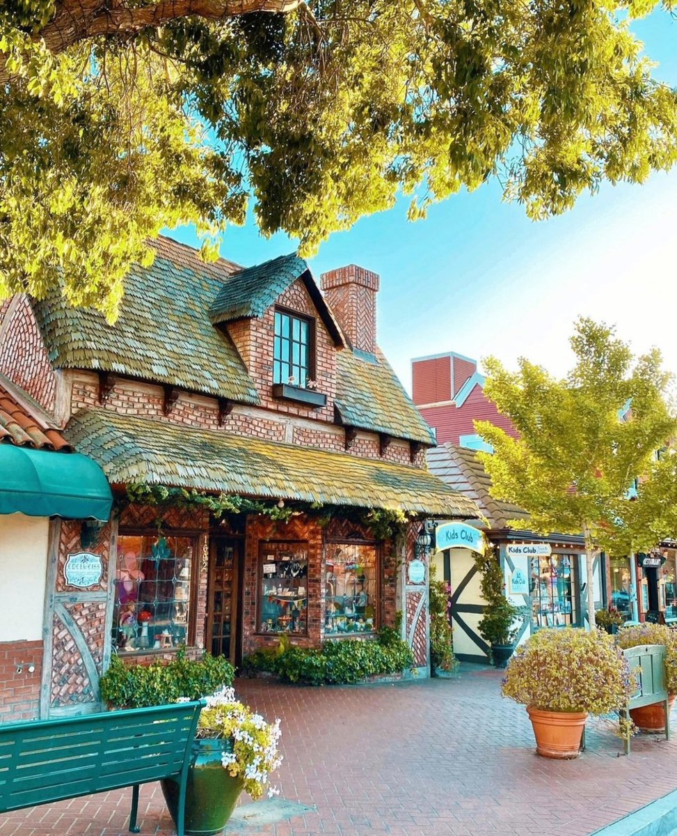 This time of year brings about a beautiful glow around town. ✨ 
Come see for yourself!! 
・・・
That Solvang glow ✨ Double tap if you know what we mean!⁠
⁠
📷 IG@keerthirakesh #solvangusa⁠
⁠
⁠
⁠
⁠
⁠
⁠
⁠
⁠
⁠
⁠

⁠
#solvangcalifornia #solvangca

#Repost @SolvangUSA