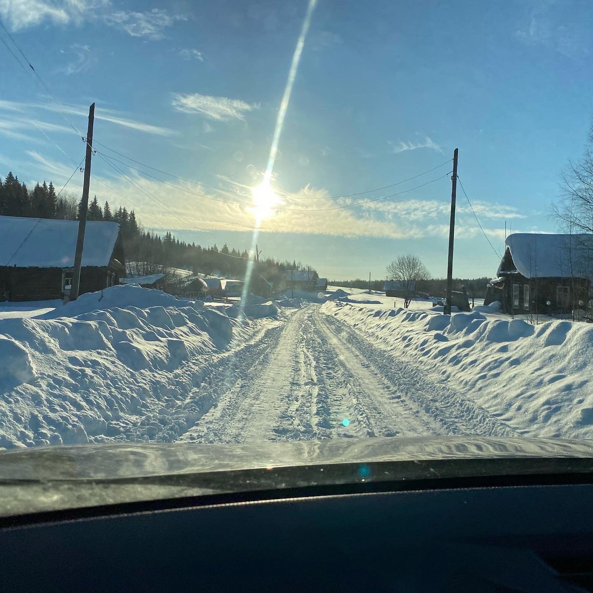 arthru's tweet photo. Вот и весна пришла. Пора срывать тёплое снежное одеяло и готовить родные поля к посевам и заготовке сена. А пока, чистим крыши https://t.co/UXcBSZds3e