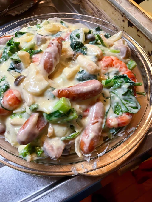 小雨の名古屋です。少し冷えますね。一昨日は母から煮大根と厚焼卵の差し入れがあったので、わかめと鶏つくねで照り焼きと塩豚を焼いたものにわさびをつけてちょっと前菜風にいただきました😊昨日はチビがお散歩で公園で菜の花をいただいたので、母の庭のほうれん草と合わせてグラタンでご馳走でした😆 