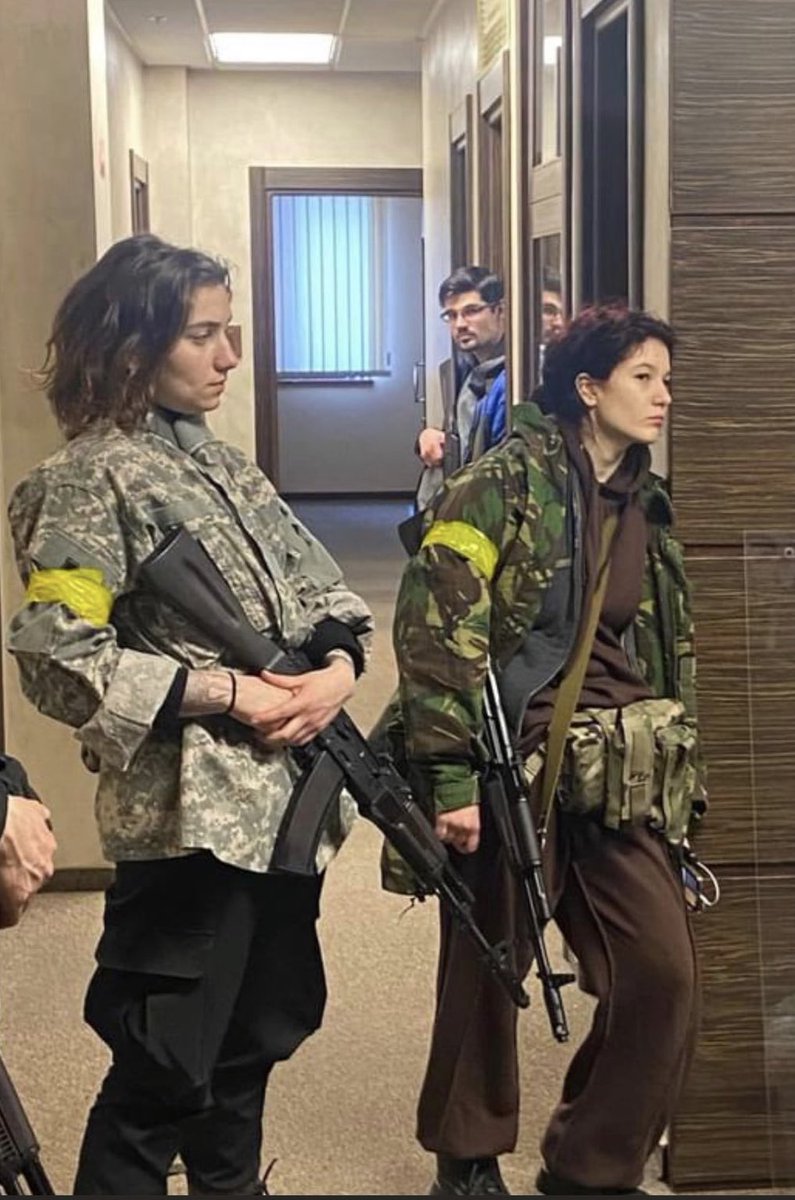 These two Ukrainian girls are younger than the rifles in their hands 🇺🇦
#StandWithUkraine️