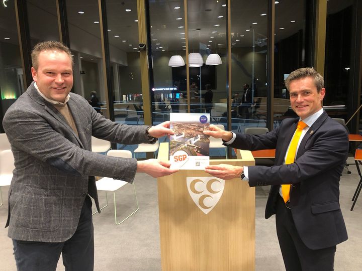 Houd uw brievenbus in de gaten vandaag. Bij Het Kontakt zit een prachtig magazine. Puzzel mee met de fotopuzzel en maak kans op de hoofdprijs van 50 euro! Of doe mee met de kleurwedstrijd (leeftijd 0-100+ jaar) en maak kans op een mooie bon van Heijkoop Intertoys.