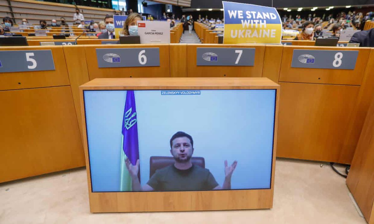 🇺🇦🇷🇺 | 🇪🇺 O presidente ucraniano, Volodymyr Zelensky, acaba de discursar no Parlamento Europeu. "Estamos lutanto por sobrevivencia, estamos lutando para ser membros egalitários da Europa," disse, logo antes de ser aplaudido de pé.