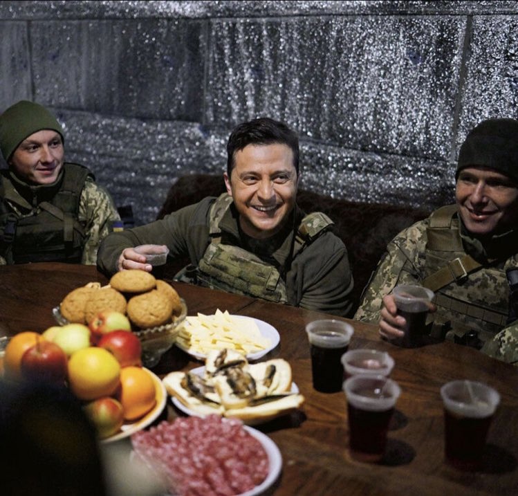 eydipi28's tweet photo. Imagine if we looked at all our leaders the way the soldier on the left looks at his President. 🇺🇦 #ukraine https://t.co/9erIhJ58Wy