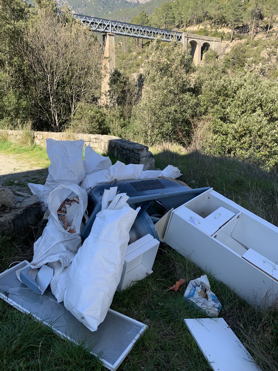 vselvini's tweet image. Vivariu. Pont du Vecchiu. Lieu de baignade des vivariais depuis des générations, site remarquable. Voilà ce qui a été découvert ce matin. Je précise que la déchèterie se trouve à - de 20mn. Aucun respect. Colère, dégoût 🤮plainte a été déposée.