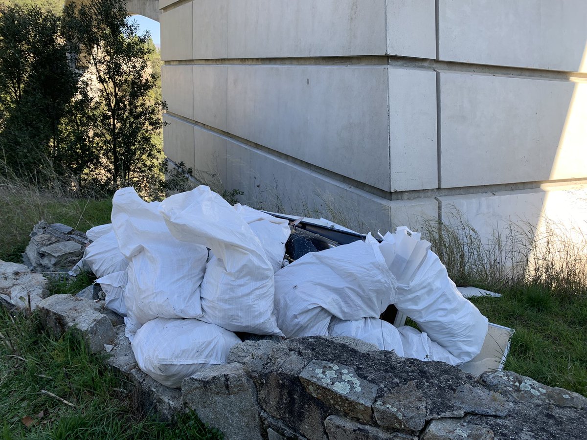 vselvini's tweet image. Vivariu. Pont du Vecchiu. Lieu de baignade des vivariais depuis des générations, site remarquable. Voilà ce qui a été découvert ce matin. Je précise que la déchèterie se trouve à - de 20mn. Aucun respect. Colère, dégoût 🤮plainte a été déposée.