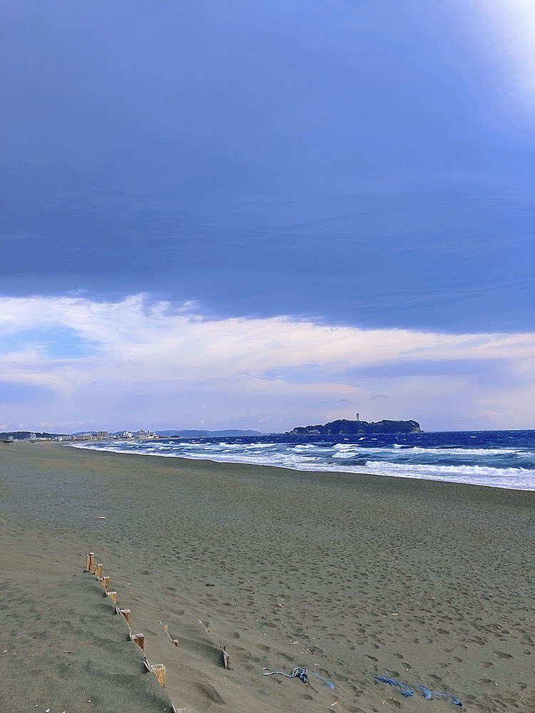 flashlpoint's tweet image. 有休もらって平日surfing🌊
辻堂にお邪魔しました。
オンショアで貸し切り。波は良くなかったけれど、春の訪れ、南西風が心地よく、この季節の湘南のサーフィンがとても好きです。