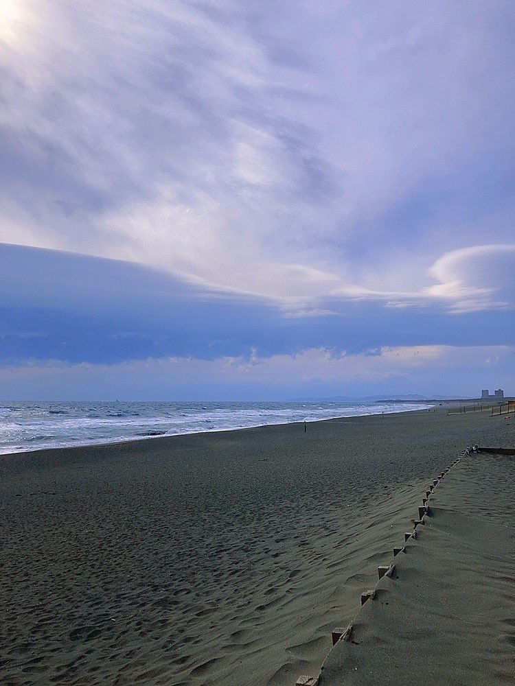 flashlpoint's tweet image. 有休もらって平日surfing🌊
辻堂にお邪魔しました。
オンショアで貸し切り。波は良くなかったけれど、春の訪れ、南西風が心地よく、この季節の湘南のサーフィンがとても好きです。