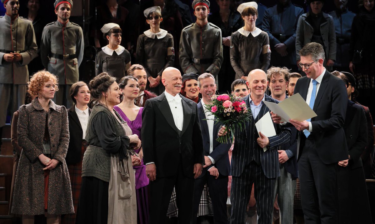 MarkusBlume's tweet photo. Herzlichen Glückwunsch an Dagmar Hellberg und Erwin Windegger zum Titel Bayer. #Kammerschauspieler /-in. Es war mir eine Freude, Sie zu ernennen! #gaertnerplatztheater #GPTheater #kulturinmuenchen @Gaertnertheater https://t.co/IbuKDhXCIc