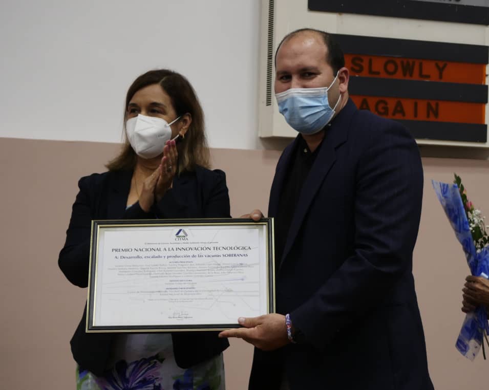 Asistí a la entrega de los Premios de Innovación y Especiales de <a href="/citmacuba/">Ministerio de Ciencia, Tecnología y Medio Ambiente</a> a una veintena de resultados relevantes, entre ellos las #Soberanas, #Abdala, #Nasalferon, #Jusvinza, #Nimotuzumab, el ventilador pulmonar: frutos todos de tiempos muy difíciles. Inmensa la ciencia en 🇨🇺.