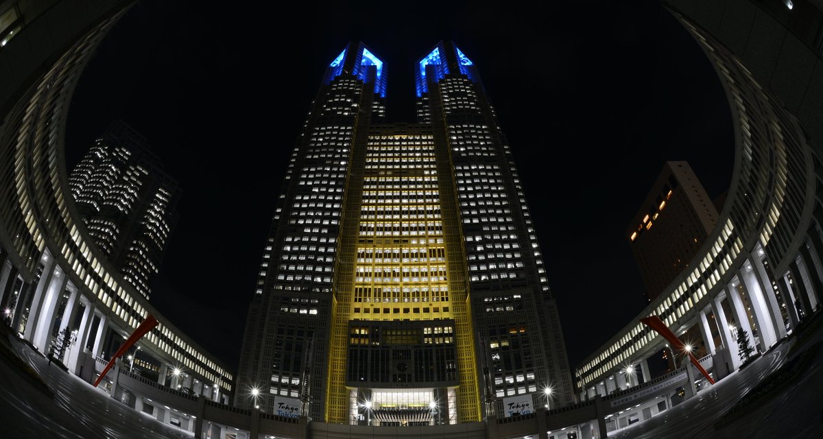 icijam's tweet photo. The #Tokyo Metropolitan Government building took the colour of the #Ukraine flag. https://t.co/HzESik0OnS