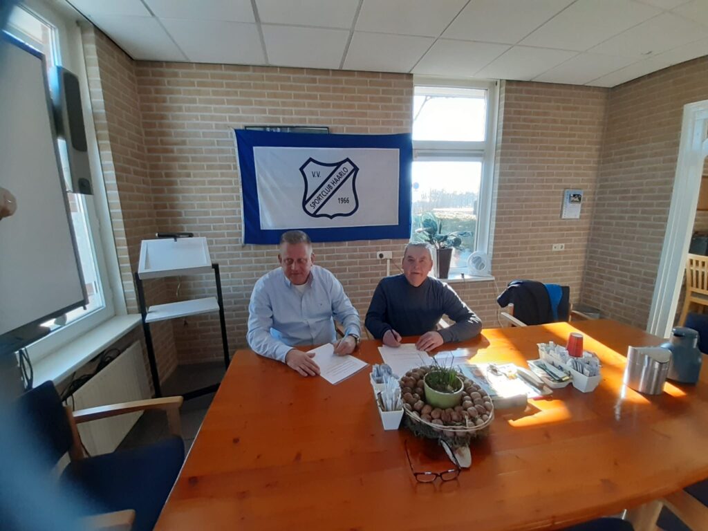 SpHaarlo's tweet photo. Marcel Platje tekent contract bij SP Haarlo Voor meer informatie kijk op onze website https://t.co/e6AJ6phX1f #sphaarlo https://t.co/hZUZ2Ektvw