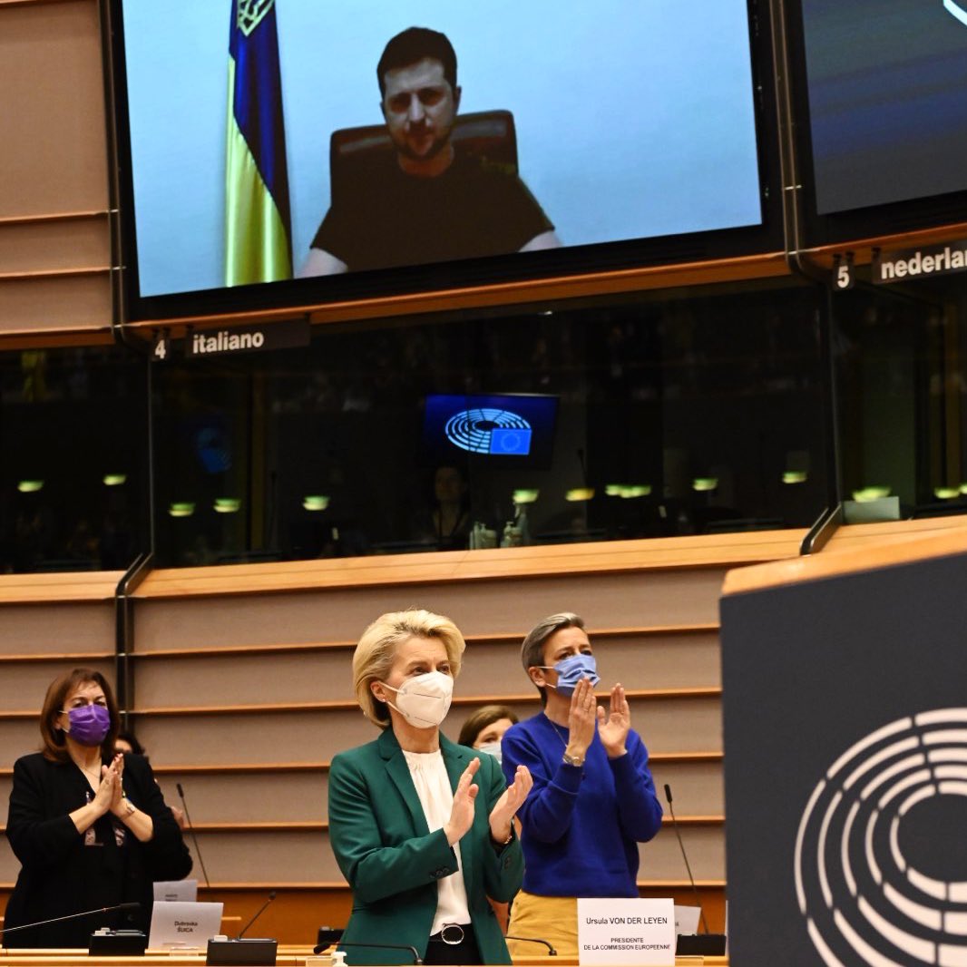 vonderleyen's tweet image. This is a moment of truth for Europe.
 
How we respond today to what Russia is doing will determine the future of the international system.
 
We must show the power that lies in our democracies.

🔴 audiovisual.ec.europa.eu/en/ebs/live/2