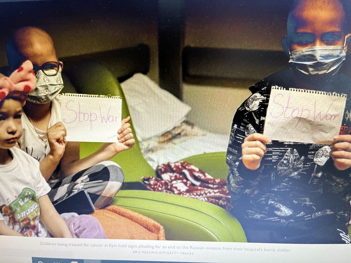 NeyCastillo9's tweet photo. Valientes del Hospital de Niños de Kiev, con pedidos de Parar la Guerra.
Foto desde un refugio  anti-aéreo. Paren la Guerra !!! Permitan a Ucrania y sus niños decidir su destino libremente  !!! https://t.co/B70gaaPgoP