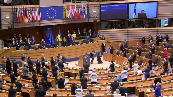 I’ve worked in the EU for 16 years, I know well the implacable professionalism of our interpreters. So to hear the extraordinary speech of <a href="/ZelenskyyUa/">Volodymyr Zelenskyy / Володимир Зеленський</a> through the interpreter’s broken voice was astonishing. #WeStandWithUkraine