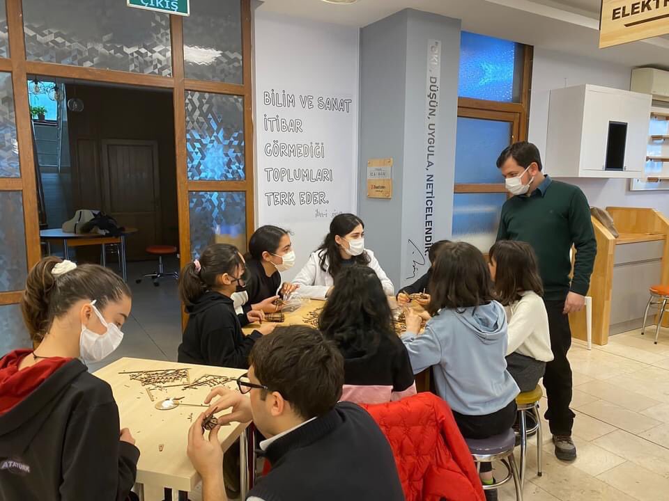 PayaStem Yapay Zekâ Merkezimizi ziyarete gelen Dörtyol Atatürk Ortaokulu öğrencilerine Stem hakkında bilgilendirme yapıp,model kitimizi yaptırdıktan sonra öğrencilerimizi yolculadık
#payastemgeleceğikurgular #stem #steam #yapayzeka  #MEB #matematiksel #robotik #kodlama #modelkit