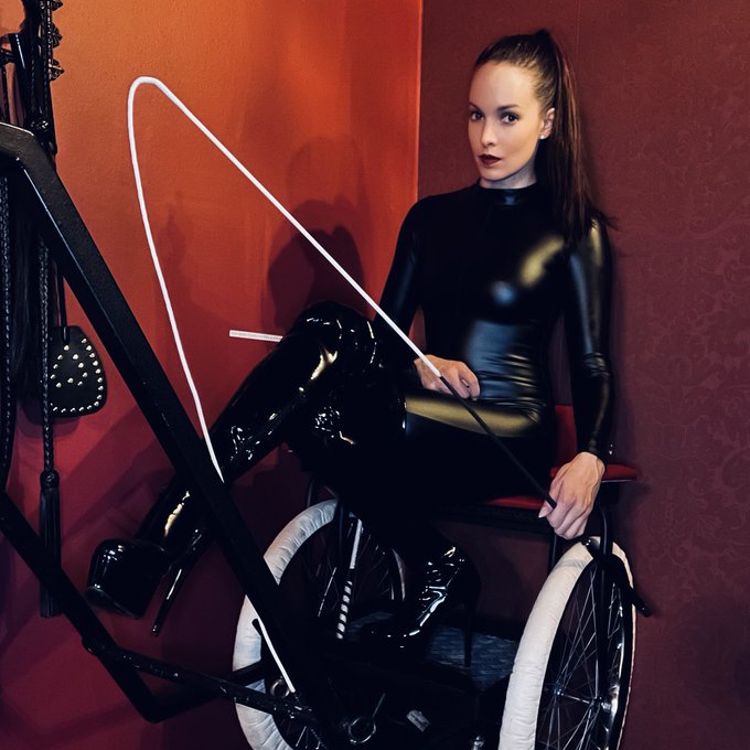 Who wants to tow the horse buggy! #derfemdom #dominatrix #yourpainismygain  😈🔥😈 🐴 https://t.co/lpoig<a href="/tag/derfemdom"class="tags">#derfemdom</a><a href="/tag/dominatrix"class="tags">#dominatrix</a><a href="/tag/yourpainismygain"class="tags"><span>#yourpainismygain</span></a>