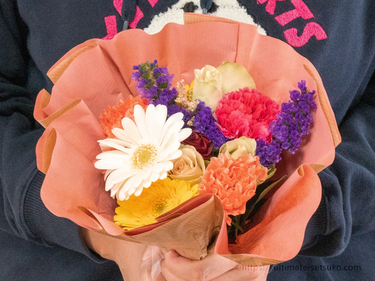 コストコ節子 コストコ で買ったブーケ可愛い ガーベラ カーネーション バラがメインの春らしい花束が1 498円 税込 でした たくさんお花入ってたから小さいフラワーベースいっぱい作った 花手水風のアレンジもおすすめ 見るたびに癒されます