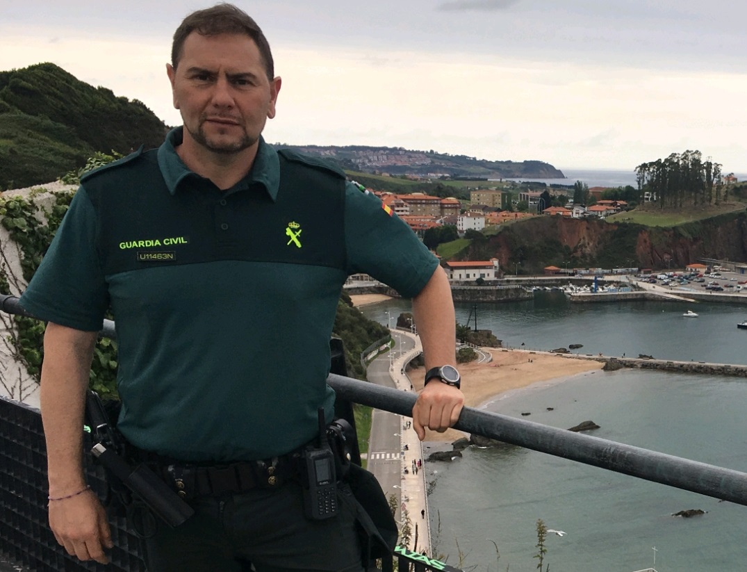 guardiacivil's tweet photo. Nuestro compañero, Florentino, estando fuera de servicio no dudó en entrar en una vivienda en llamas en Candás-Carreño y ayudar a salir a sus moradores con el apoyo de la Policía Local; siendo necesario su traslado a un centro hospitalario.

Le deseamos una pronta recuperación. https://t.co/kpocsAfROv