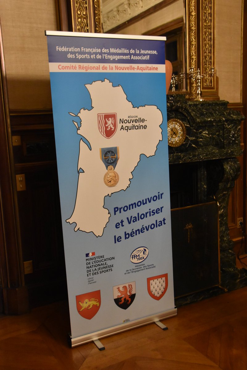 Prefet19's tweet photo. Remise des médailles🥇de la #jeunesse, des #sports et de l’engagement associatif #MJSEA en préfecture hier soir. 13 récipiendaires ont reçu la médaille de bronze et ont été félicités par Mme la préfète de la #Corrèze, Salima Saa. https://t.co/N4XGexNUKK