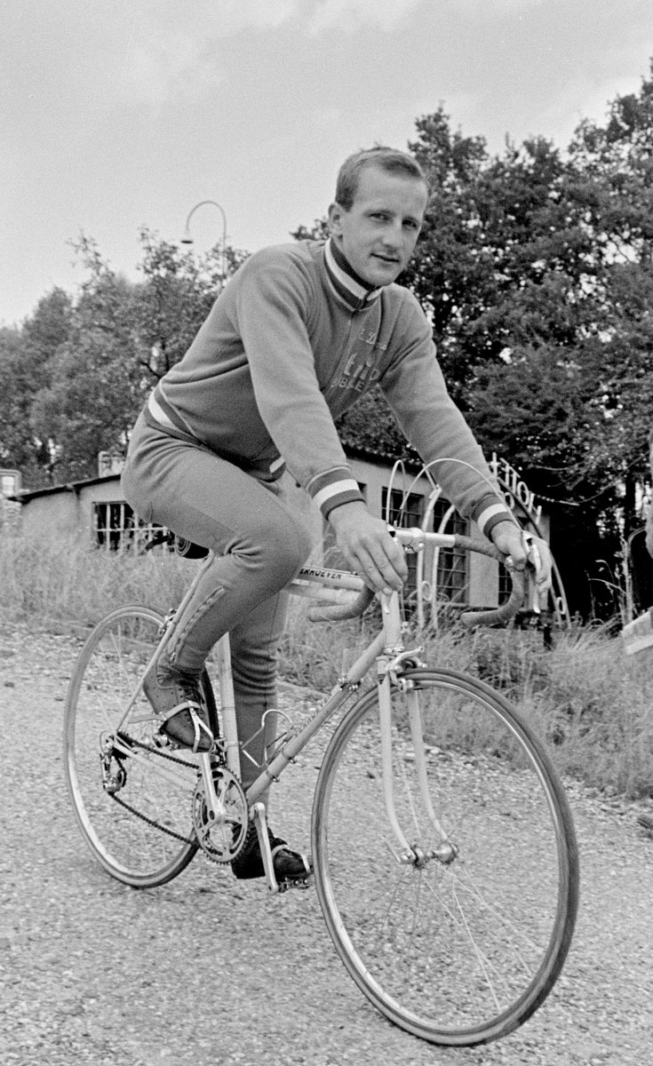 Nog 53 dagen tot de Beemster kaas Profronde van Noord-Holland...

... in '53 werd de Ronde gewonnen door Wout Verhoeven. De verdienstelijk amateurrenner uit Overschie bouwde ook de wonderfiets waarop Eef Dolman in 1966 wereldkampioen amateurs werd (foto).