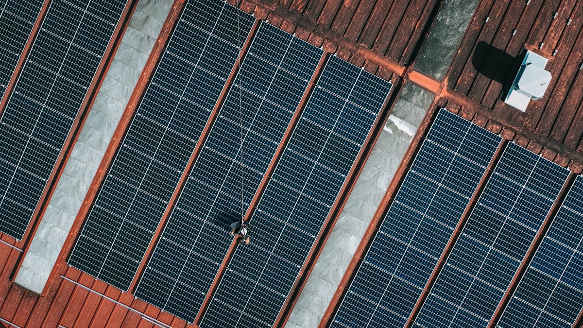 Seguim treballant per convertir les cobertes industrials en generadors d'autoconsum energètic.

Aquesta setmana seguim amb la instal·lació de 180 kWp per <a href="/castelldor/">Castell d'Or</a> a la seva nau industrial de Vila-Rodona!