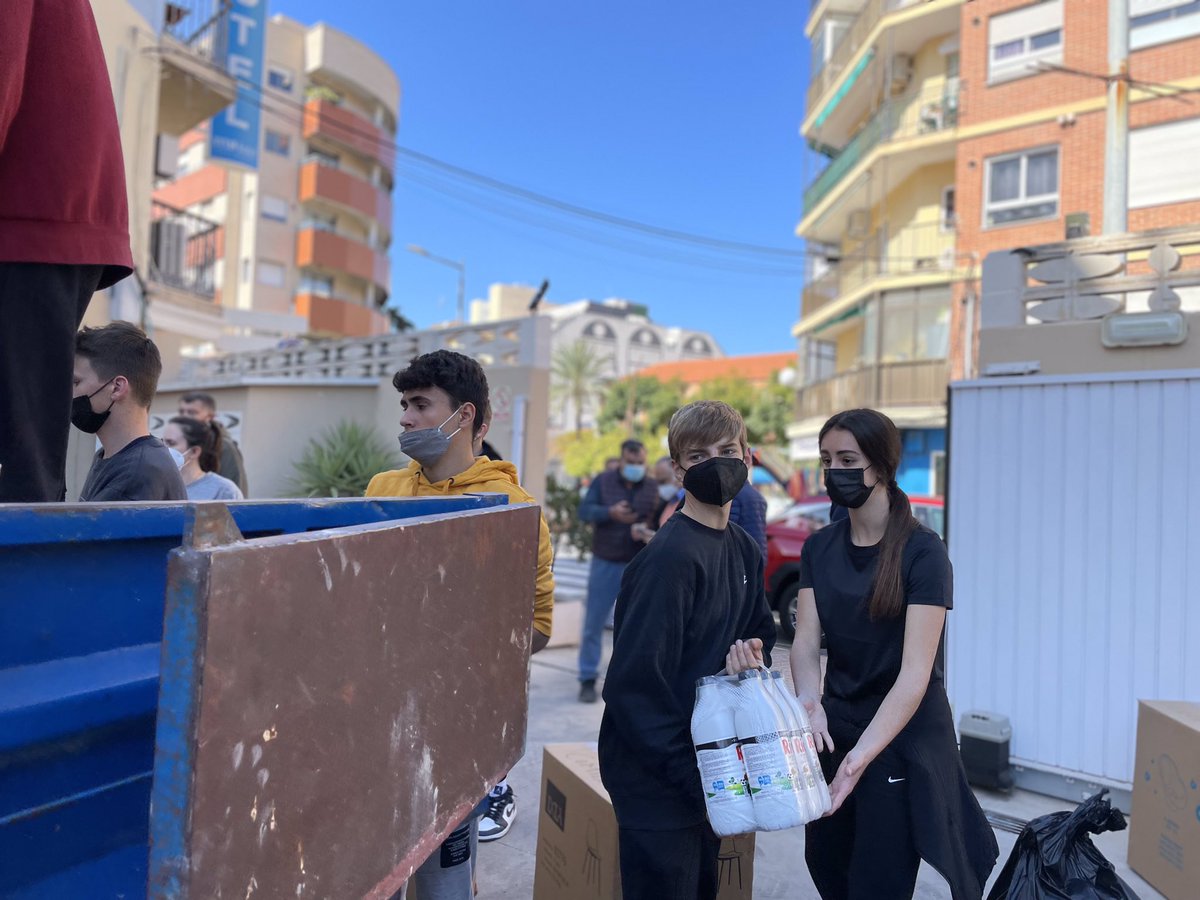 ColeAlfaOmega's tweet photo. Cuando lo importante es importante:
Nuestros alumnos clasificando el material para mandar a Ucrania 
#Ucrania #IMPORTANTE https://t.co/LpzDCjDLtR