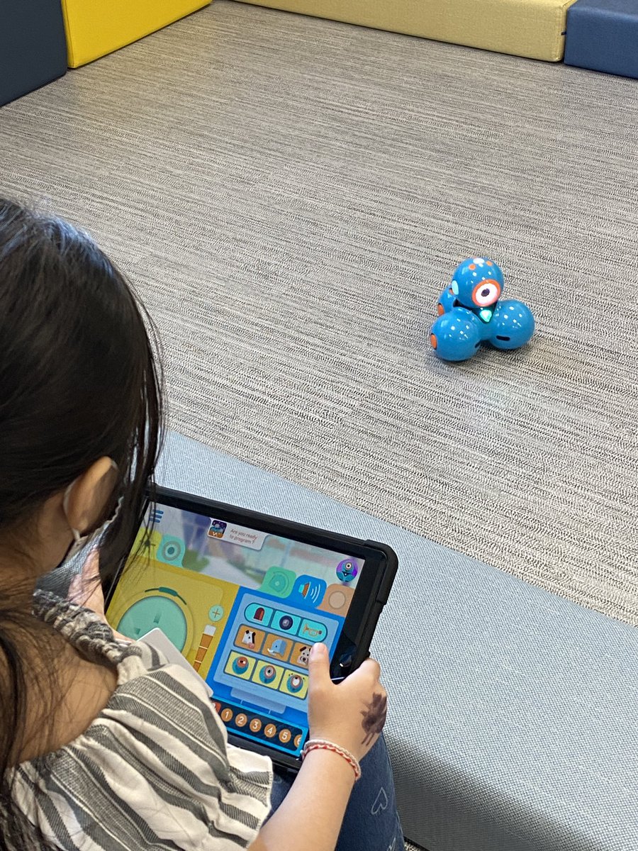 JBDrey's tweet photo. Students meet Dash and have fun exploring! #KinderSTEM #TheEES #AmericasSchool #CS4IA #TinyTornadoes https://t.co/1Vo8YUbUh0