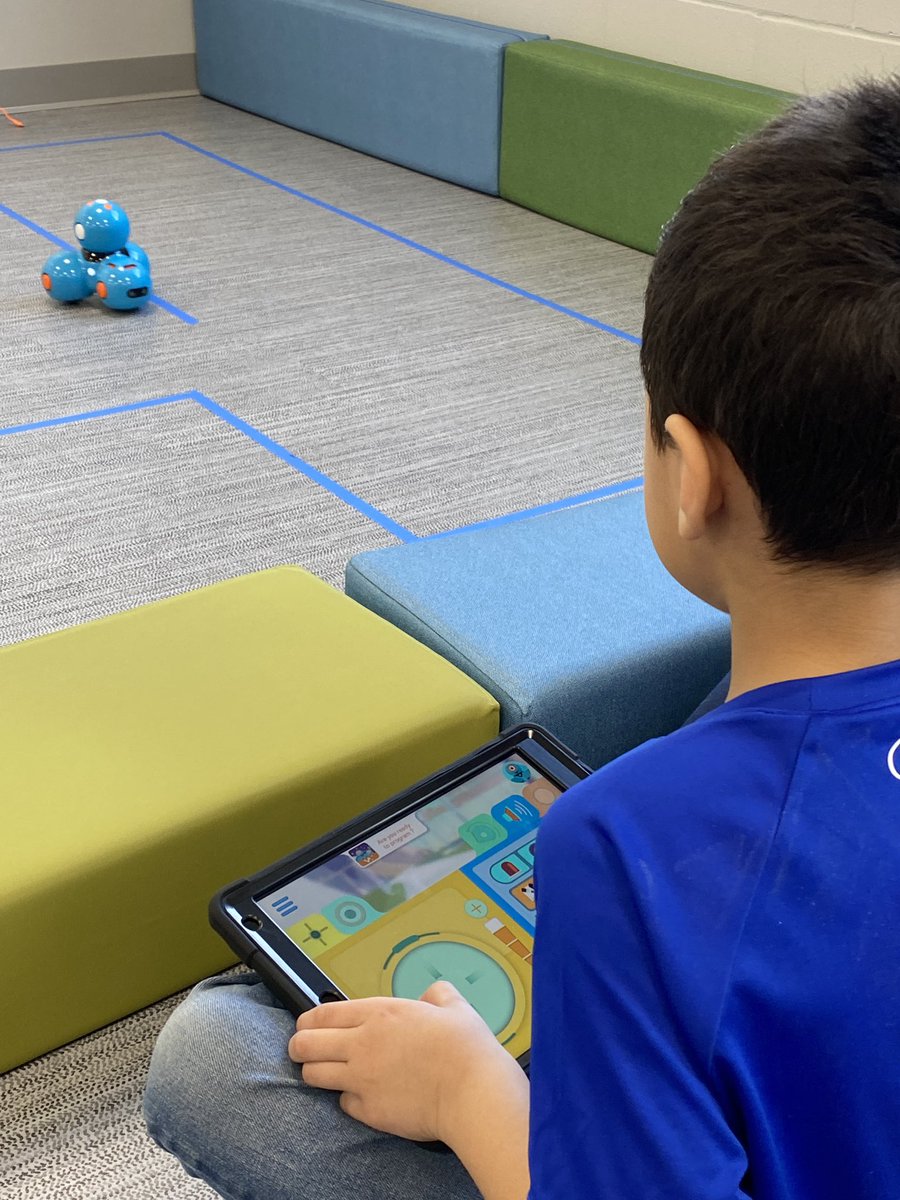 JBDrey's tweet photo. Students meet Dash and have fun exploring! #KinderSTEM #TheEES #AmericasSchool #CS4IA #TinyTornadoes https://t.co/1Vo8YUbUh0