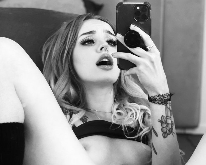 Peeling the plastic off a new phone 🤯 uncensored on Onlyfanzzzz https://t.co/3JE1bVg74O