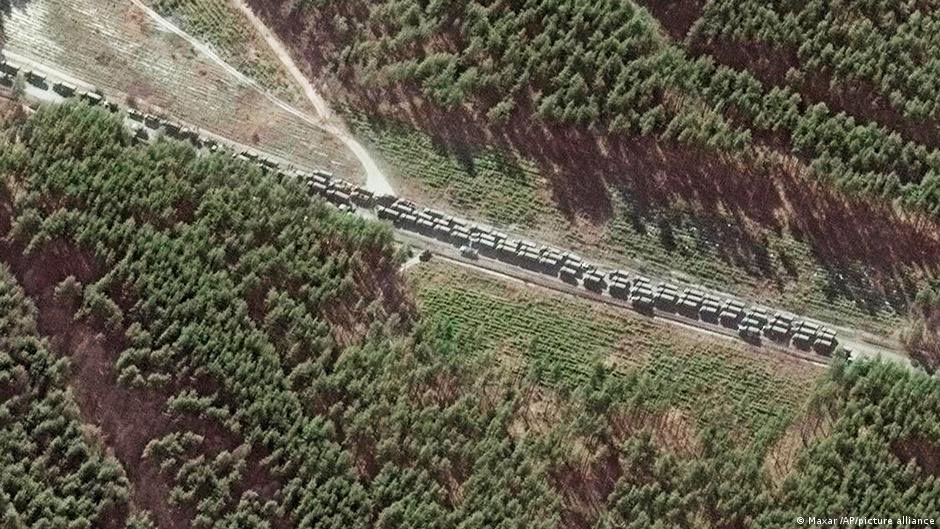 delageopolitica's tweet photo. Día VI de la guerra en Ucrania. 
-  Rusia prepara la toma de Kiev, no cesan de llegar imágenes del "gigantesco" convoy militar que va camino a la capital. https://t.co/kFXNrK8QOL