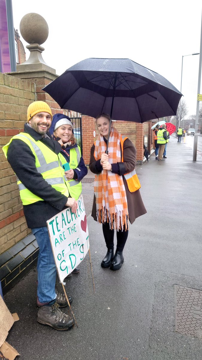 SuttonNUT's tweet image. Another great turnout at #SuttonHigh today - despite the rain morale is high.

#23together
#handsoffTPS