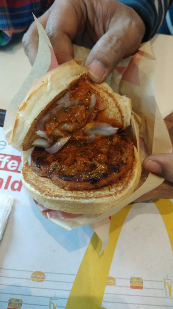 ABatra77's tweet image. Is this Butter Chicken Grilled burger edible? @McDonalds @mcdonaldsindia Sectot 142, Noida, India. #Shameful #ZeroQuality