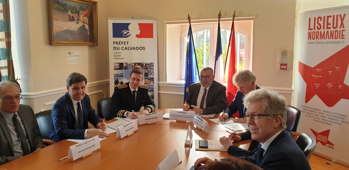 Signature des ort de Mezidon Vallée d'Auge et de Saint Pierre en Auge: l'engagement de <a href="/EPFNormandie/">EPF Normandie</a> salué par les maires et le ministre de la ruralité Joël Giraud