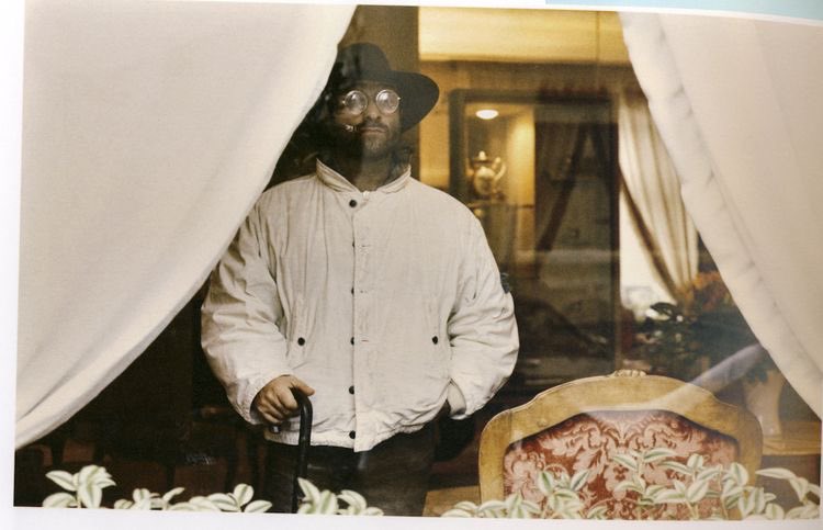 "Se io fossi un angelo
Con lo sguardo biblico
Li fisserei:
Vi do due ore
Due ore al massimo
Poi sulla testa vi piscerei
Sui vostri traffici
Sui vostri dollari
Sulle vostre belle fabbriche
Di missili..."

10 anni senza #LucioDalla.
📸Luigi Ghirri.