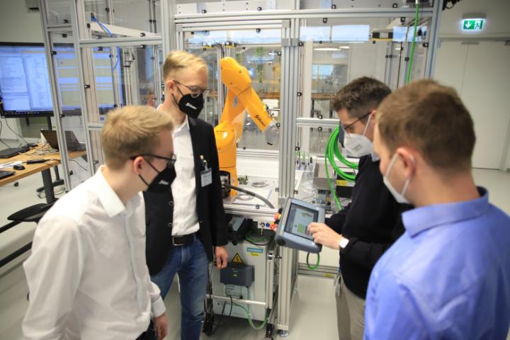 bliesze's tweet photo. Thanks to our cooperation with @StaubliRobots, the Stäubli robot and #Simatic Robot Integrator were successfully applied at the Siemens Industry electronics plant in Amberg (EWA).
Learn more about our #robotics solution: https://t.co/2DSL5casuH https://t.co/o709dCG0UU