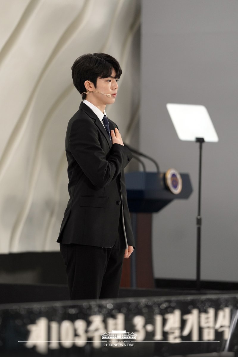 TheBlueHouseKR's tweet photo. 이날 기념식에는 피겨스케이팅 국가대표 차준환 선수가 ‘국기에 대한 맹세문’을 낭송하였고 곽다경 어린이의 트럼펫 연주 뒤 세계적인 첼리스트 홍진호 씨가 항일음악을 연주하였습니다. 이어 가수 신유미 씨와 매드클라운, 헤리티지 합창단이 '대한이 살았다’를 열창했습니다. https://t.co/gsPehDDu31