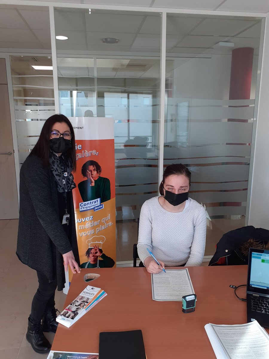 Jour J en #ARA à #PEStienneTerrasse lancement officiel du #CEJ contrat d engagement jeune.
Signature du 1er contrat avec CLARA que nous allons accompagner pour trouver son emploi.