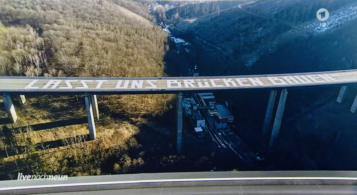NurderK's tweet photo. Riesige Friedensbotschaft auf Autobahnbrücke🇺🇦
#StandWithUkraine #UkraineKrieg #BRIDGEPLEASE !B https://t.co/bV5DlVr2al