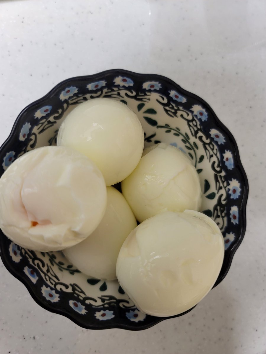 우씨.. 계란 멀쩡하게 하나 까기도 이렇게 어려운데..
지식없이, 노하우 하나없이, 국정 아무나 보는거겠어? 

밥하다가 생각해도 안철수가 답이다!