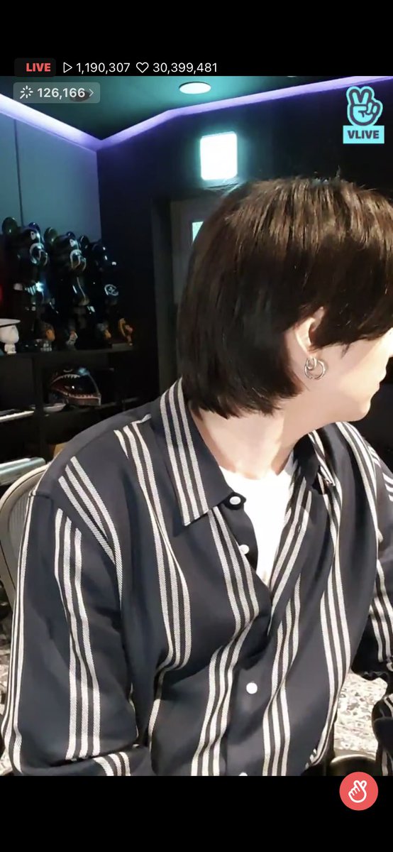 lxvingmin's tweet photo. YOONGIS HAIR IS SO LONG https://t.co/Qkket6fJK1