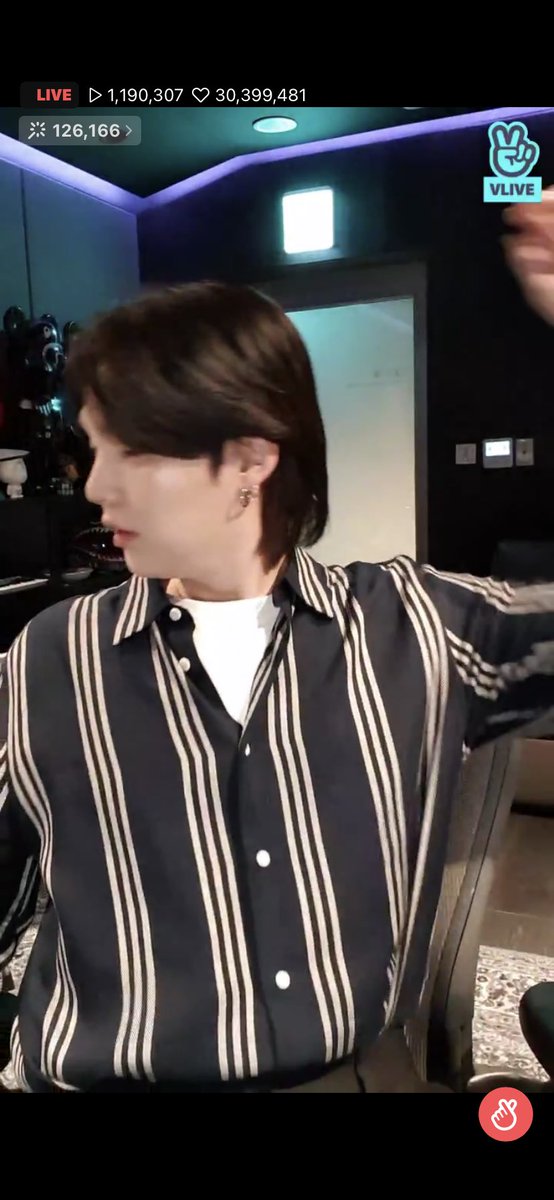 lxvingmin's tweet photo. YOONGIS HAIR IS SO LONG https://t.co/Qkket6fJK1
