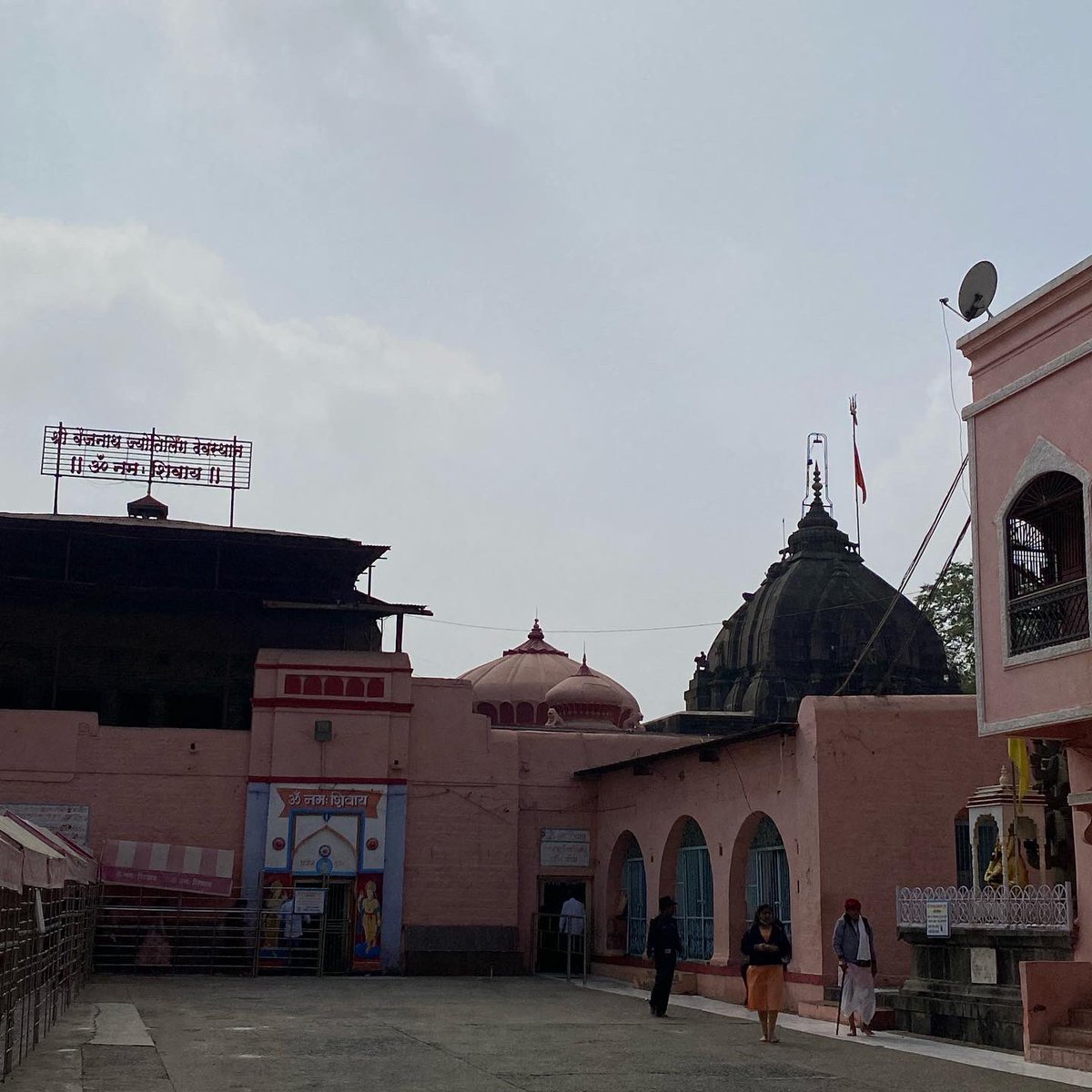 MKG_II_0's tweet photo. #Maharashtra 
Recently had divine darshan of Bhagwan Shiva #Mahadev at Grishneshwar (Aurangabad), Aundha Nagnath (Hingoli) and Vaijnath (Parli) #Jyotirling temples 🙏
#Mahashivratri #MahaShivRatri2022 #Divine #LordShiva #HarHarMahadev 🙏 https://t.co/WaGw41SAlI
