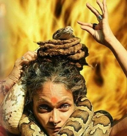 ई नशेड़ी भंगेडी कि चाहत में ई टोटका कर रही है