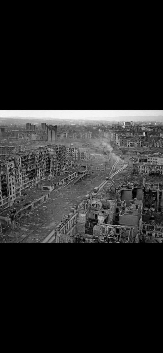 هذه الصورة تعبر عن ما فعله الروس بالعاصمة الشيشانية غروزني عام 1999 وحينها لم تندد دول الغرب بهذه المحرقة ولم تفرض عقوبات على روسيا ولم تقطع عنها التعاملات المالية ولم يتم وصفها بالدكتاتورية المجرمة كما يتم وصفها اليوم بعد غزو أوكرانيا، السبب أن الشيشان مسلمون.
ايدلوجية الغرب